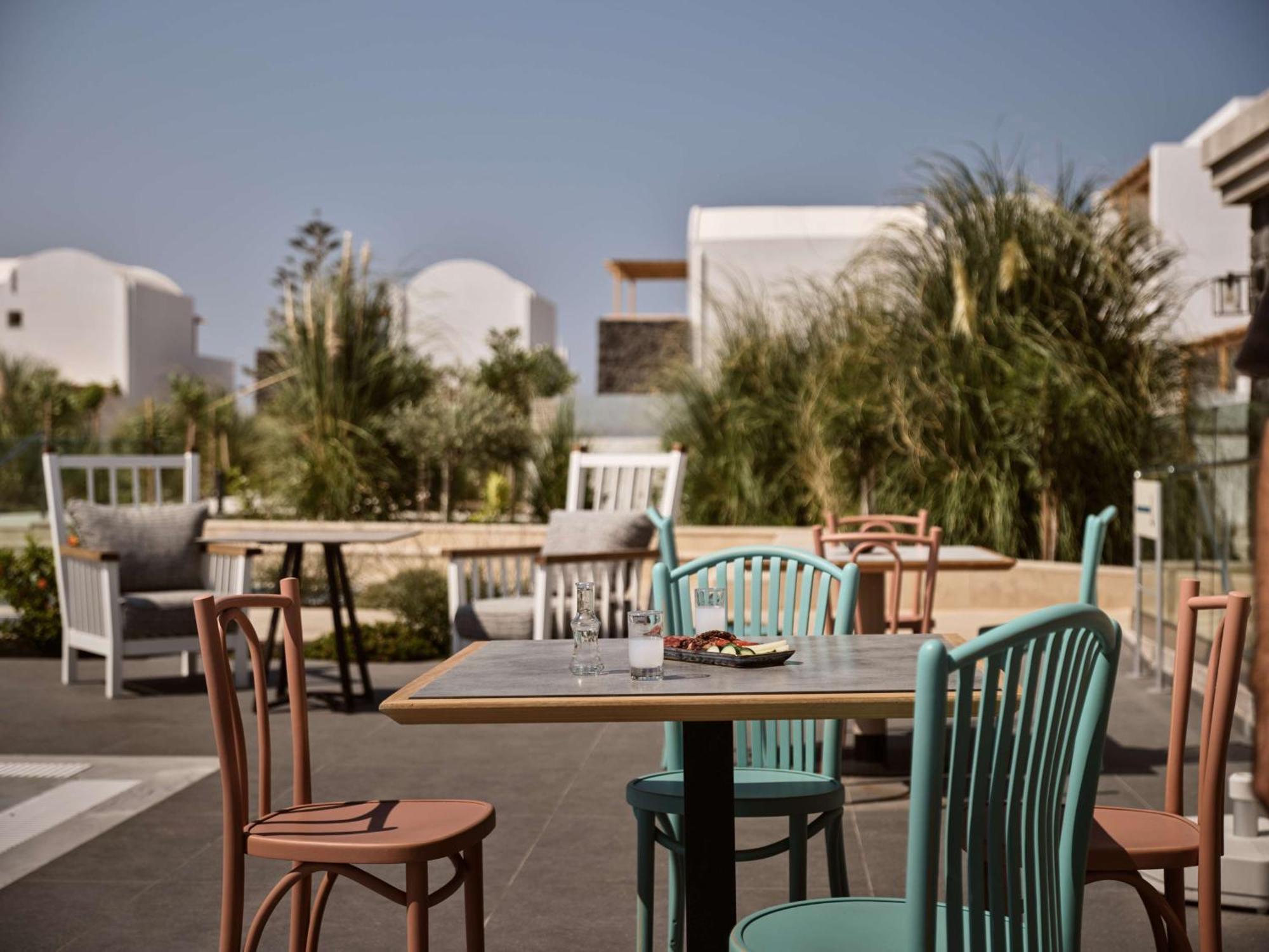 Sea Breeze Santorini Beach Resort, Curio By Hilton Agios Georgios (Santorini) Exterior foto