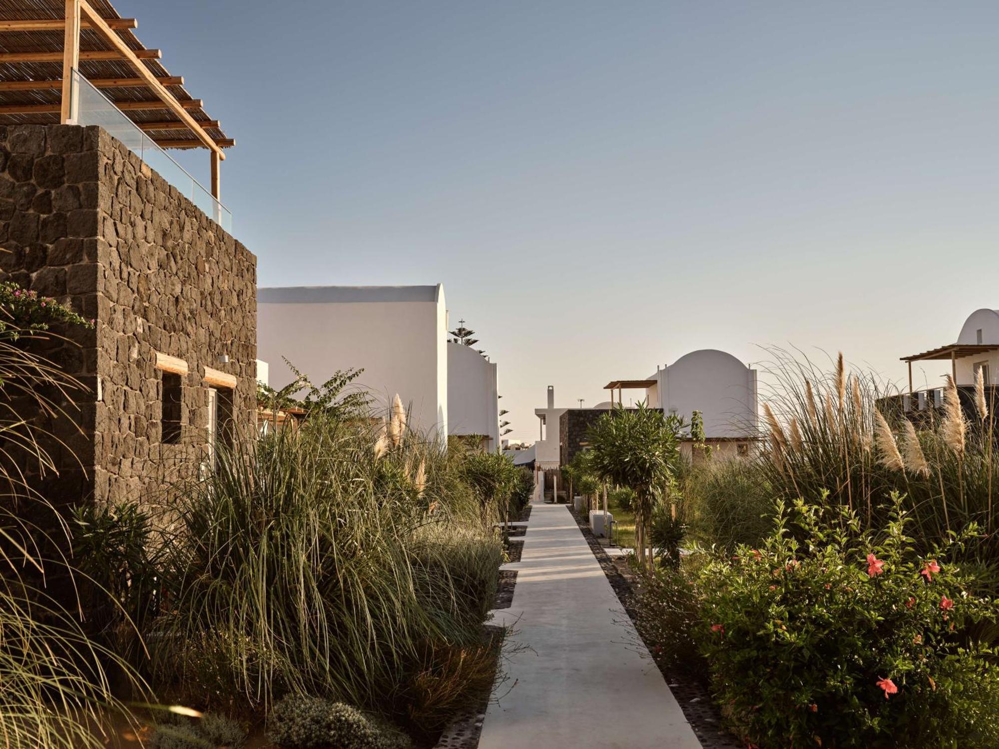 Sea Breeze Santorini Beach Resort, Curio By Hilton Agios Georgios (Santorini) Exterior foto