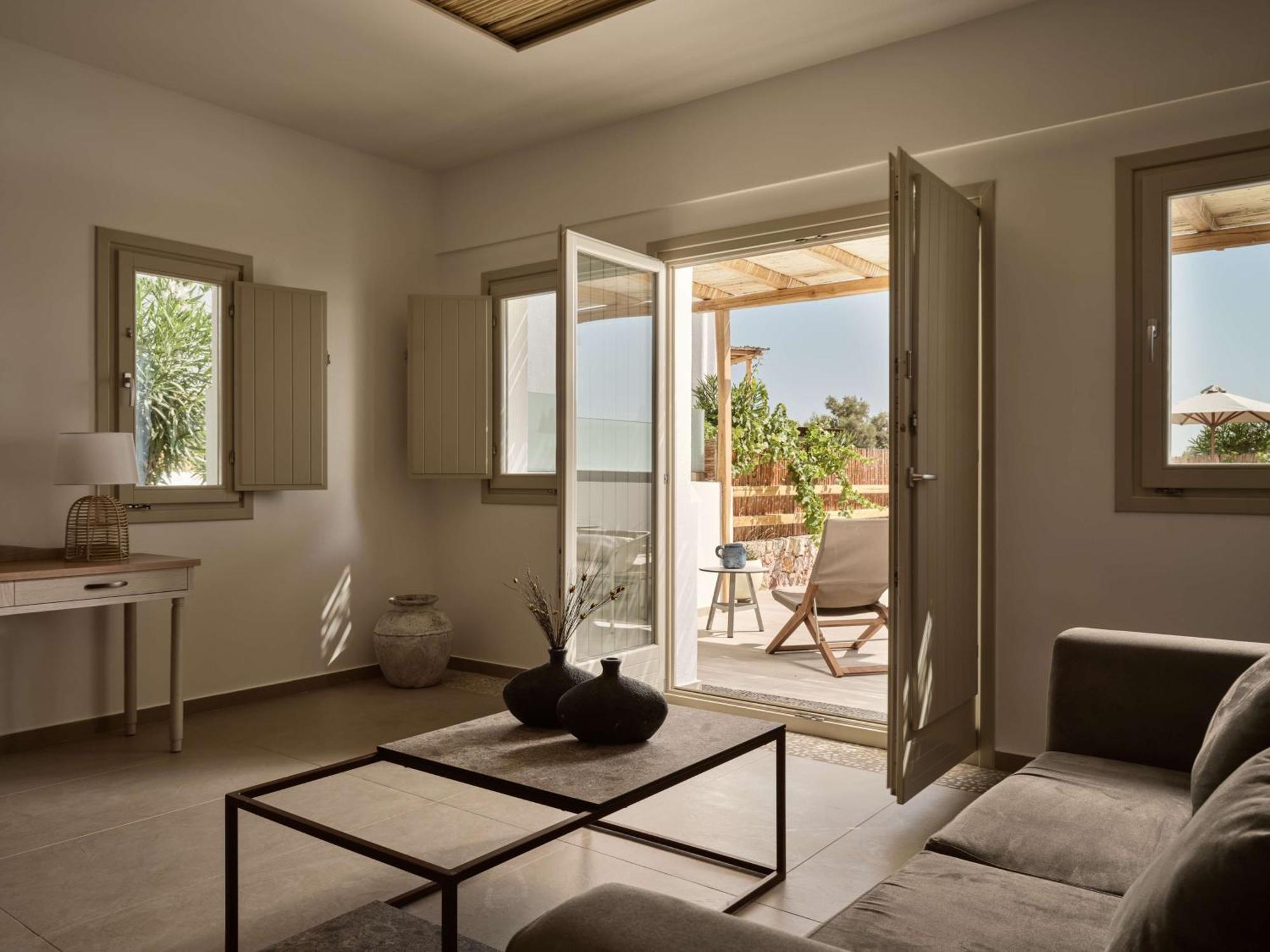 Sea Breeze Santorini Beach Resort, Curio By Hilton Agios Georgios (Santorini) Exterior foto